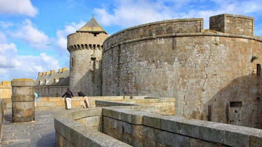 Pourquoi Saint-Malo à des remparts ?